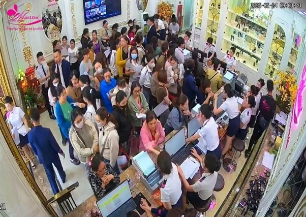 Khách hàng đông như trẩy hội vào ngày đầu khai trương Mailisa Bảo Lộc