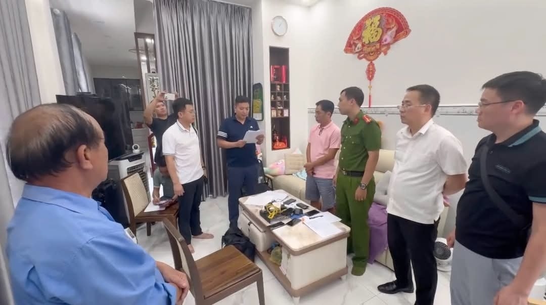 Cơ quan điều tra đọc lệnh bắt Tất Văn Hào. Ảnh: Công an tỉnh Phú Thọ.