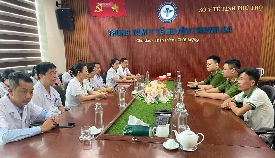 Ông Khuất Văn Sinh (bìa phải) xin lỗi công khai đối với các y, bác sỹ, nhân viên y tế tham gia cấp cứu cháu L tại Trung tâm Y tế huyện Thanh Ba. Ảnh: Công an tỉnh Phú Thọ.
