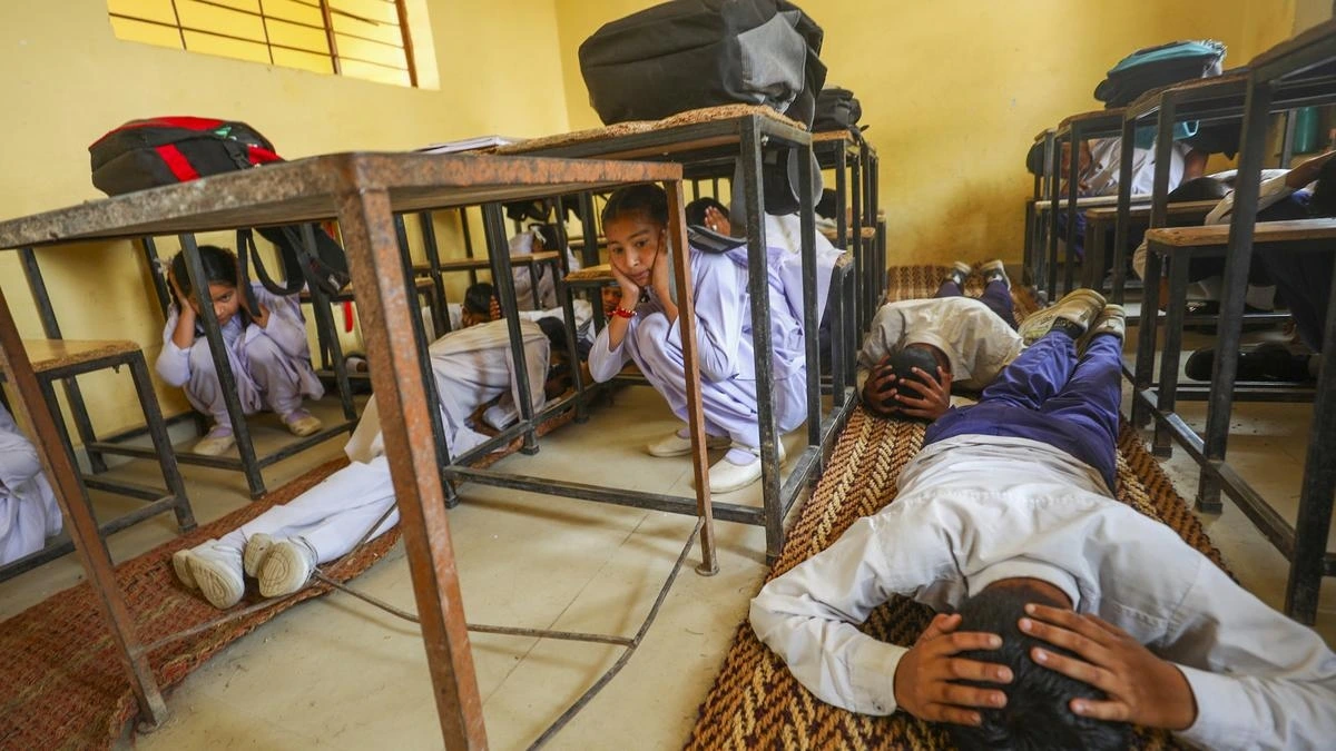 Học sinh Ấn Độ tại một trường học gần đường biên giới quốc tế với Pakistan ở khu vực Arnia, vùng lãnh thổ Jammu diễn tập thực hiện các biện pháp an toàn hôm 1/5 (Ảnh: PTI)
