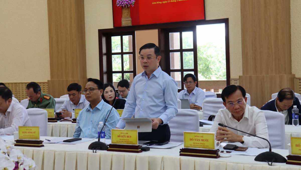 Lãnh đạo các tỉnh lần lượt báo cáo công tác sắp xếp tổ chức bộ máy, khối lượng công việc thực hiện và xử lý các tồn động trước khi chính thức sáp nhập