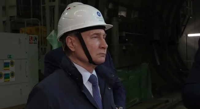 Tổng thống Nga Vladimir Putin thăm công trường xây dựng nhà máy điện hạt nhân tại Kursk. (Ảnh: Reuters)