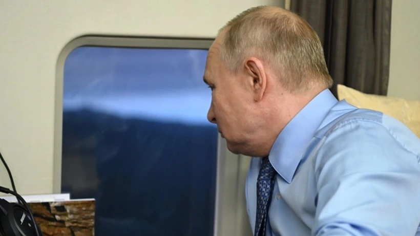Tổng thống Nga Vladimir Putin trên một chiếc trực thăng. Ảnh: Sputnik