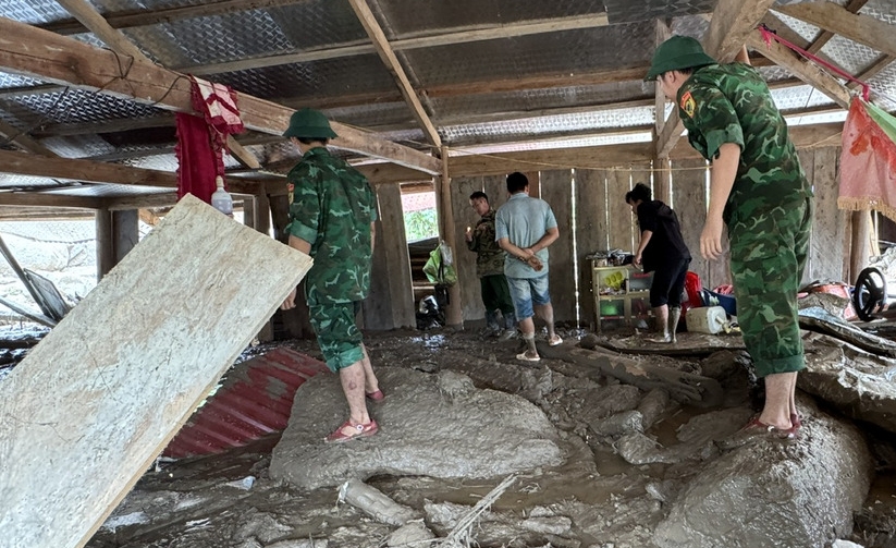 Lực lượng quân đội địa phương và lực lượng tại chỗ cùng người dân đang giúp dân khắc phục hậu quả do lũ quét gây ra.