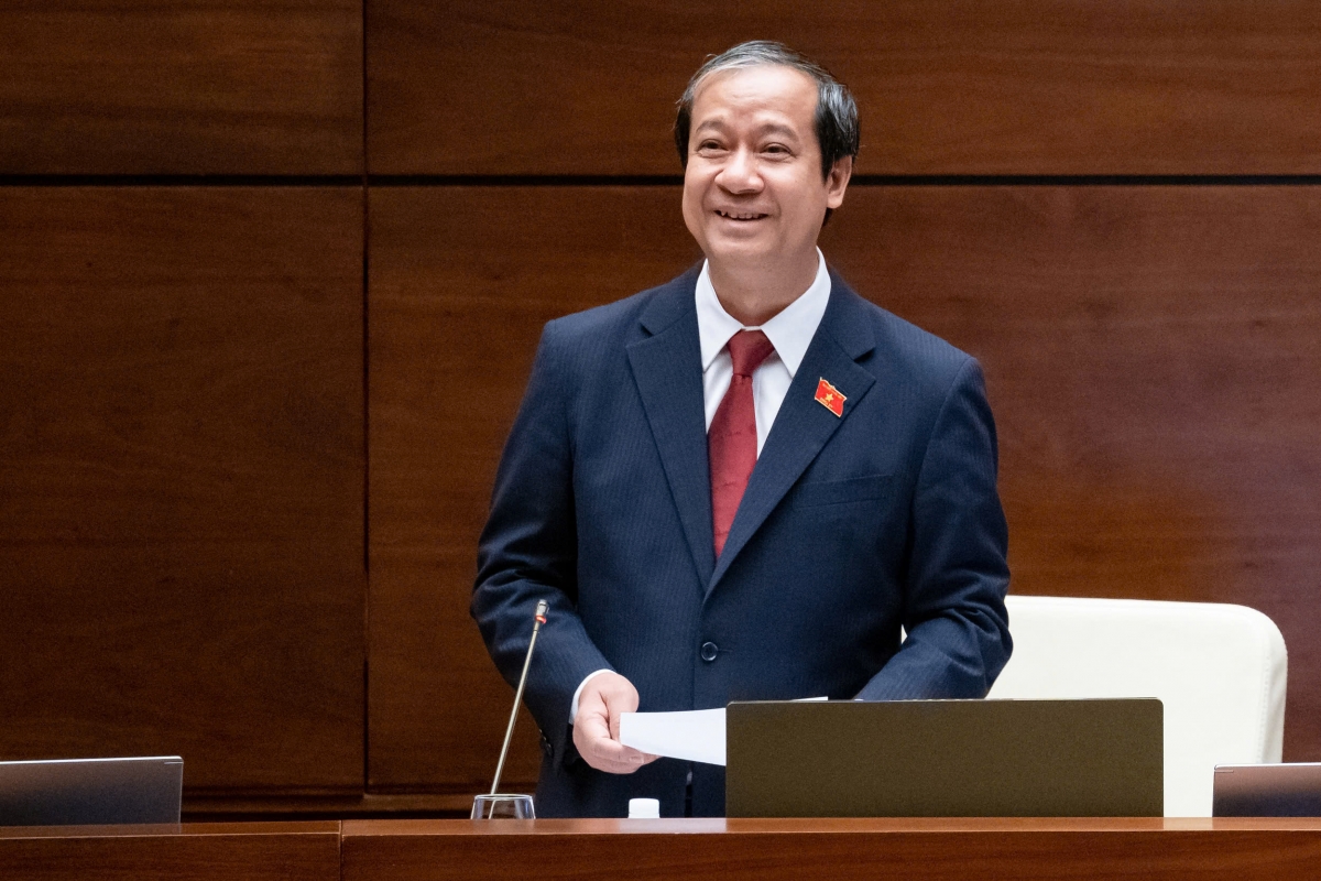 Bộ trưởng Bộ Giáo dục Nguyễn Kim Sơn trình bày tờ trình. Ảnh: Media Quốc hội.