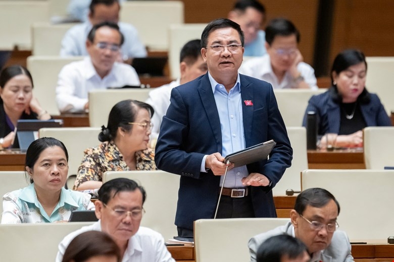 ĐBQH Nguyễn Minh Đức (TP Hồ Chí Minh) thảo luận tại hội trường.