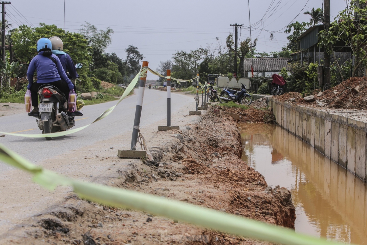 Thi công dự án chậm tiến độ ảnh hưởng đến cuộc sống của người dân nơi dự án đi qua. Ảnh Phạm Trường.