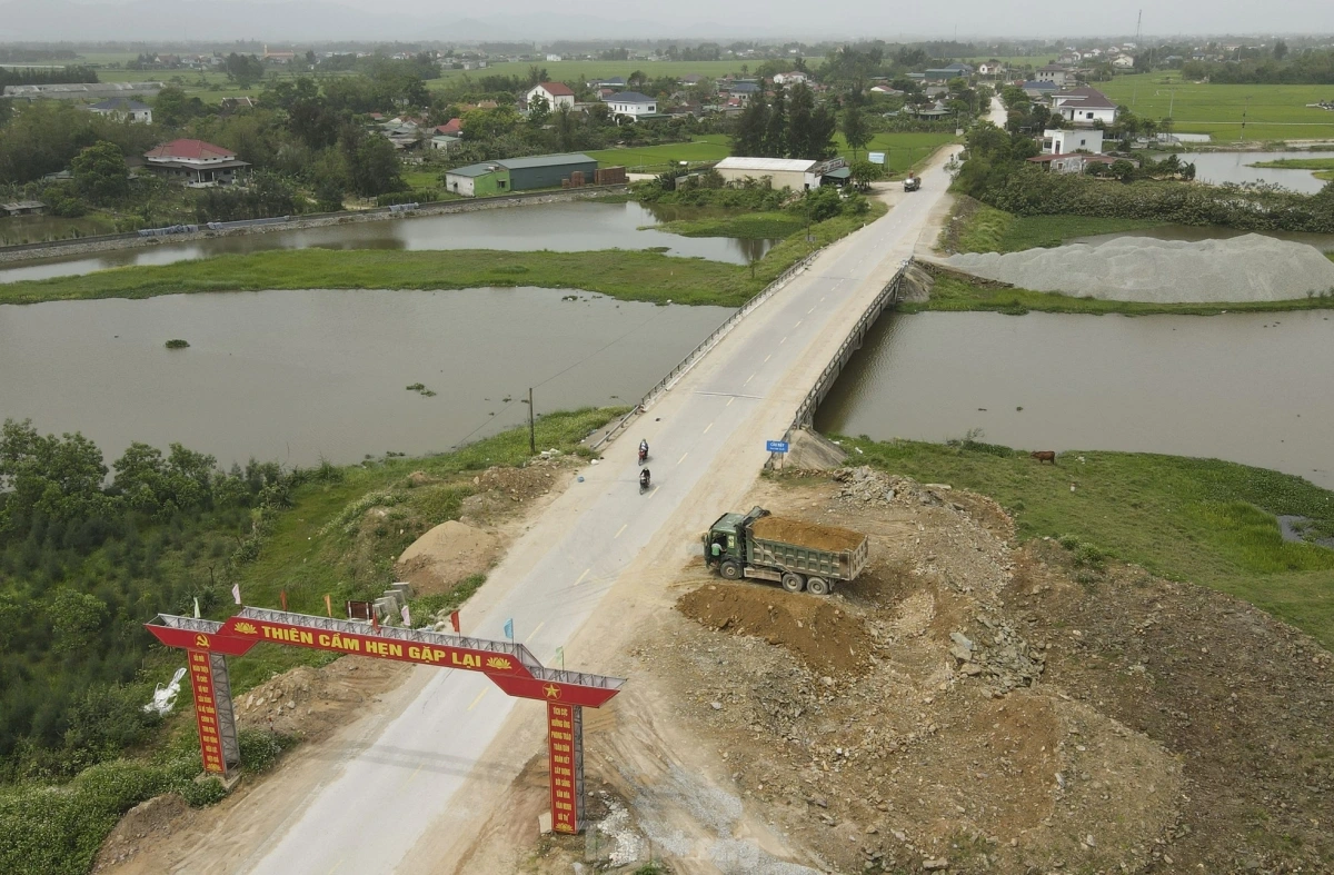 Bộ Xây dựng yêu cầu Hà Tĩnh thay nhà thầu thi công QL8C không đảm bảo. Ảnh Phạm Trường.