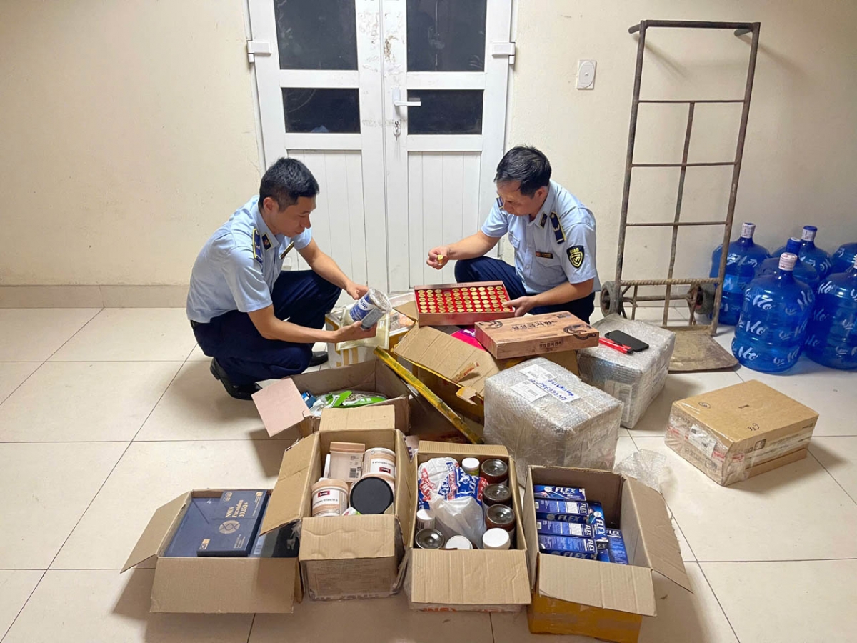 Đội QLTT số 1 kiểm đếm tang vật tạm giữ