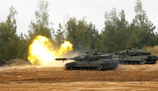Xe tăng Leopard 2 của quân đội Tây Ban Nha tham gia diễn tập năm 2022 . ẢNH: REUTERS