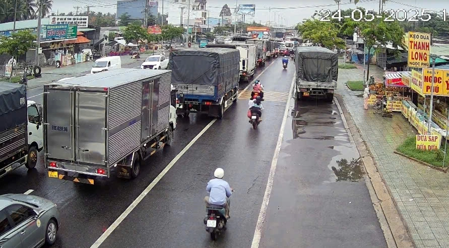 Quốc lộ 60 tỉnh Bến Tre phương tiện mất nhiều thời gian mới qua được cầu Rạch Miễu