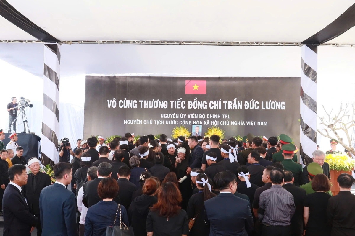 Sau khi Đội tiêu binh tiến hành nghi lễ hạ huyệt, các đồng chí lãnh đạo, nguyên lãnh đạo Đảng, Nhà nước, Mặt trận Tổ quốc Việt Nam, đồng chí, đồng bào và gia đình đã thả hoa, tiễn đưa nguyên Chủ tịch nước Trần Đức Lương về nơi an nghỉ cuối cùng.