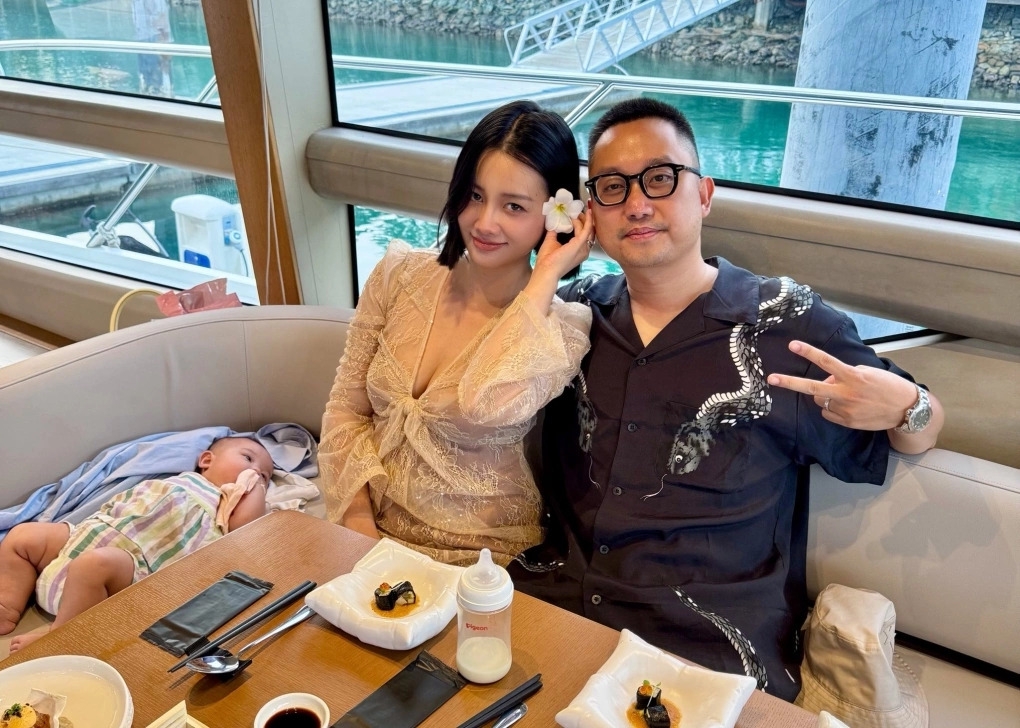 Em bé Mật Mật nhà MC Quỳnh Chi và ông xã Quang Duy được bố mẹ cho đi máy bay, du lịch biển khi mới hơn ba tháng tuổi.