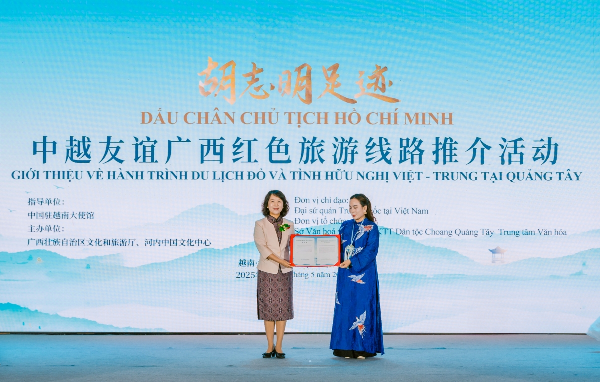 Tuyến du lịch “Hành trình đỏ hữu nghị Việt - Trung theo dấu chân Chủ tịch Hồ Chí Minh” tại Quảng Tây (Trung Quốc) được ra mắt trong chương trình giao lưu văn hóa và giới thiệu du lịch “Trà hài hòa thế giới - Nhã tập năm 2025”. Ảnh: Nam Phương