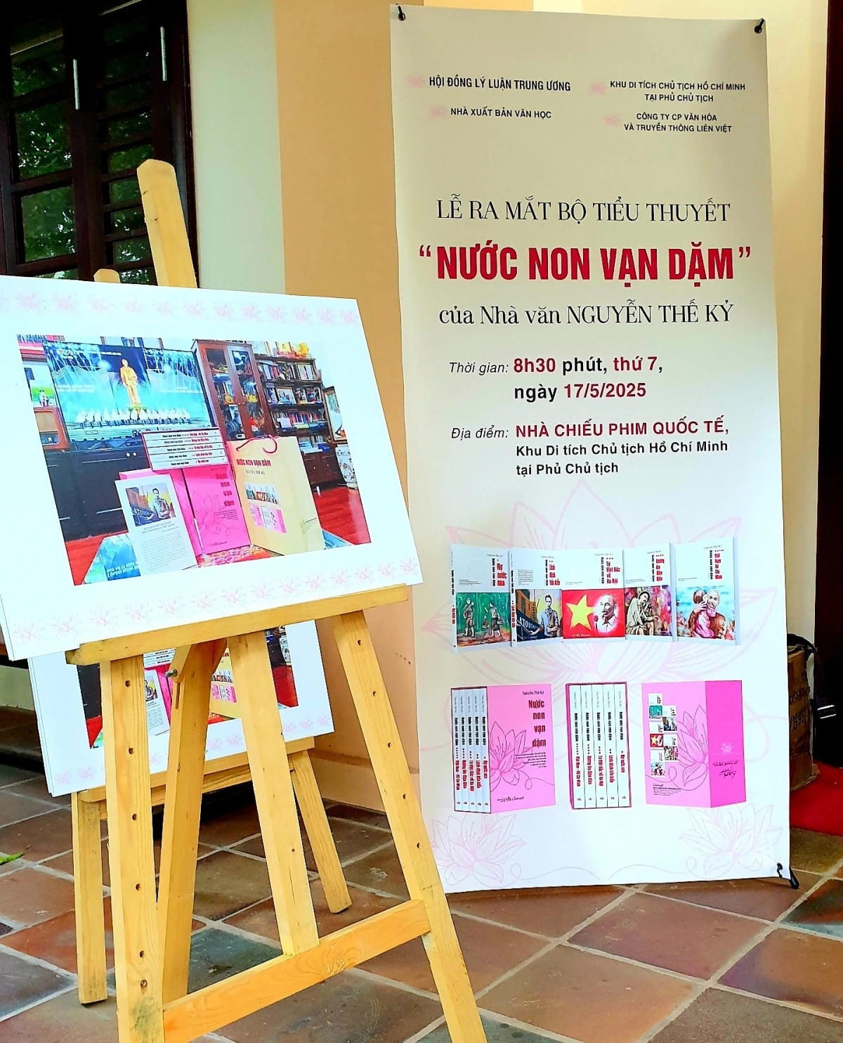 Sáng ngày 17/5/2025, tại Khu Di tích Chủ tịch Hồ Chí Minh đã diễn ra lễ ra mắt bộ tiểu thuyết sử thi “Nước non vạn dặm”, gồm 5 tập của Nhà văn Nguyễn Thế Kỷ. 