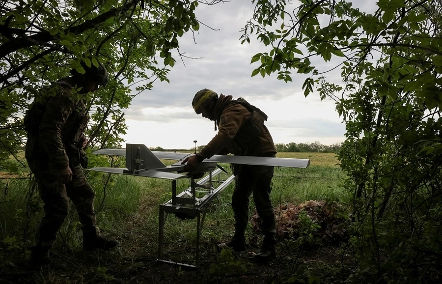 Quân đội Ukraine sử dụng máy bay không người lái tại Kupiansk. Ảnh: Reuters