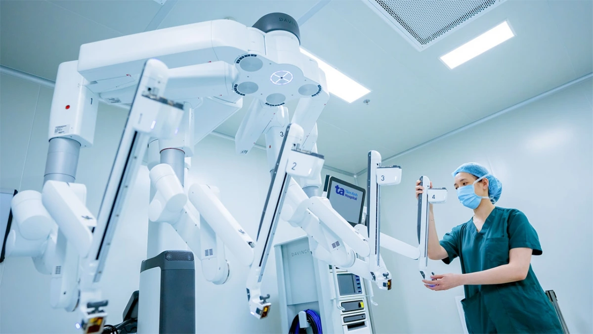 Cánh tay Robot Da Vinci Xi thanh mảnh, linh hoạt vượt trội các thế hệ cũ, cho phép tiếp cận nhiều vùng phẫu thuật - Ảnh: BVĐK Tâm Anh
