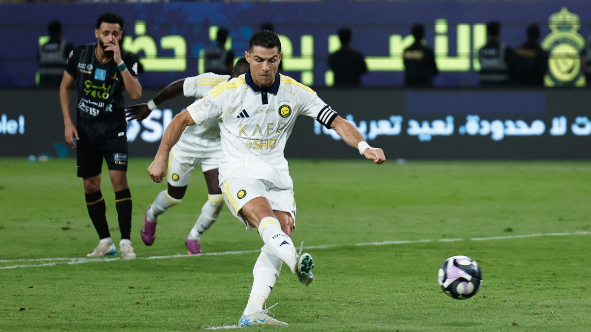 Ronaldo ghi bàn trên chấm phạt đền (Ảnh: Reuters)