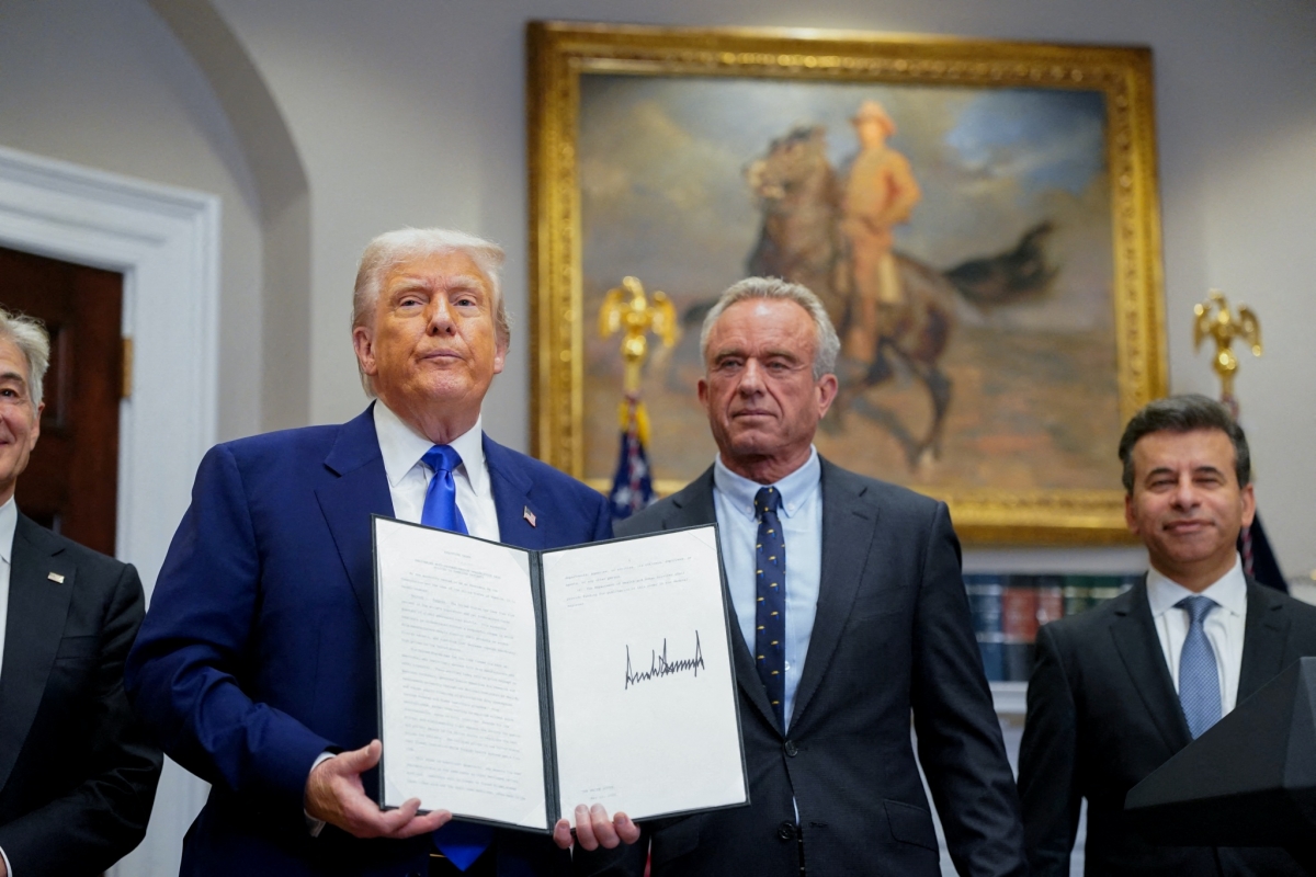 Ông Donald Trump ký sắc lệnh về giá thuốc. Nguồn: Reuters