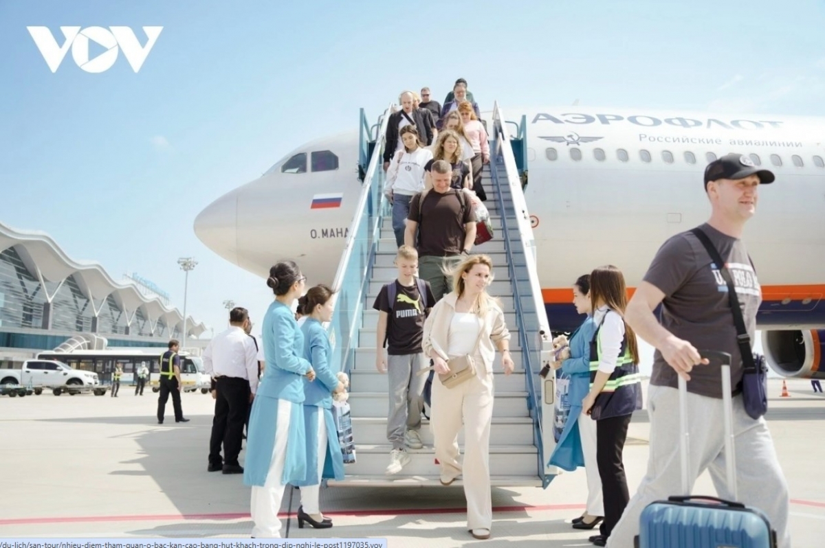 The first flight operated by Red Wings Airlines brings Russian tourists to Vietnam on May 12. (Photo: baokhanhhoa.vn)