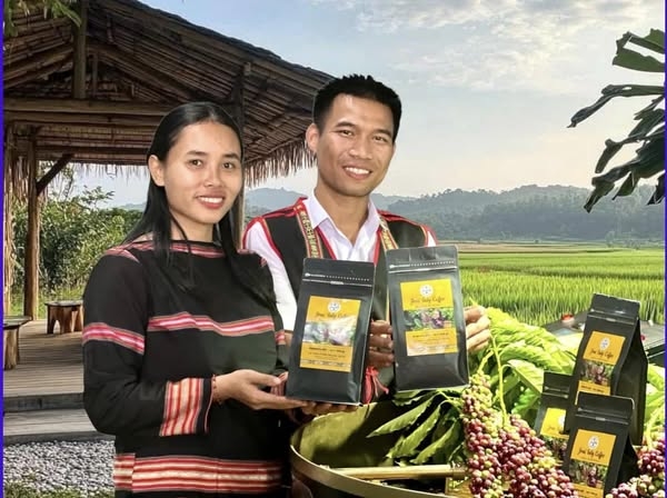 Vợ chồng thầy giáo Siu Sắt - Rơ Châm Awưnh với thương hiệu “Jrai Ialy Coffee”