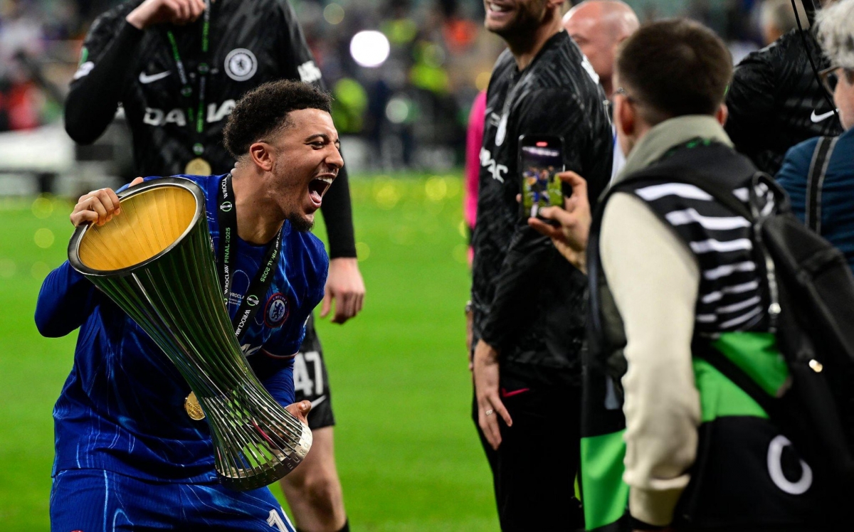 Sancho ăn mừng danh hiệu vô địch Cúp C3 châu Âu với Chelsea. (Ảnh: Getty).