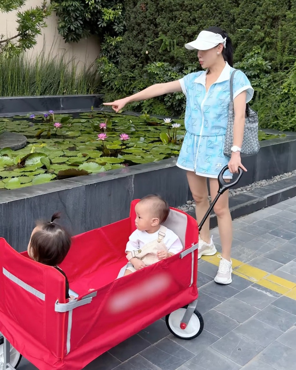 Phương Oanh tranh thủ thời gian đưa cặp sinh đôi đi chơi, ngắm cảnh thiên nhiên. Diễn viên nói giai đoạn đầu đời của các con quan trọng nên muốn các bé có những kỷ niệm đẹp.