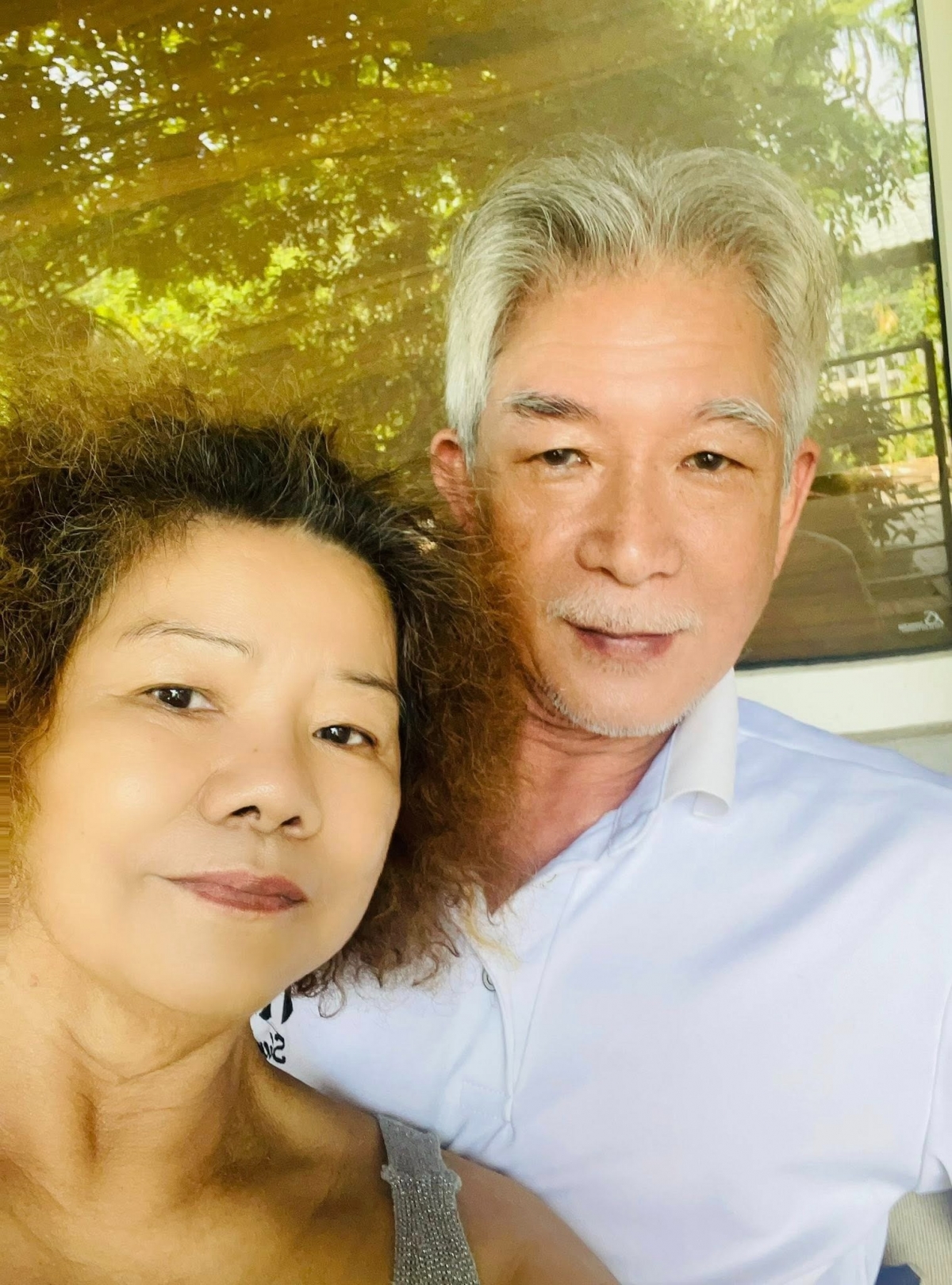 NSND Thanh Hoa đăng hình ảnh hai vợ chồng, kèm chia sẻ của ông xã vì xót vợ quá gầy: "Gần 10 ngày ốm và quay hình, sáng nay chàng bảo vợ gầy sơ xác rồi (mình vẫn tròn như bi nhé), ngồi sát như này và bắt nghỉ việc luôn".