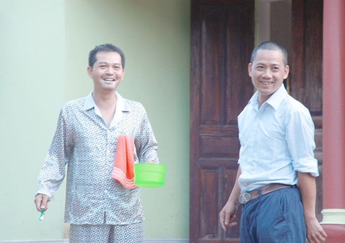 Đạo diễn Trần Bình Trọng khoe bức ảnh cách đây nhiều năm khi quay phim cùng NSND Trung Hiếu để thấy tình anh em đồng nghiệp bền chặt.