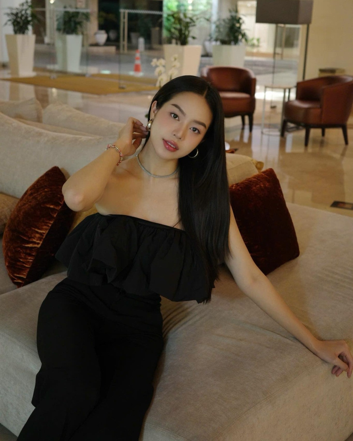 Vợ chồng diễn viên Mạnh Trường dự lễ bế giảng của con trai thứ 2. Anh viết: "Chúc mừng chàng trai của bố mẹ tốt nghiệp cấp 1. Nhìn cứ như là con tốt nghiệp đại học rồi".