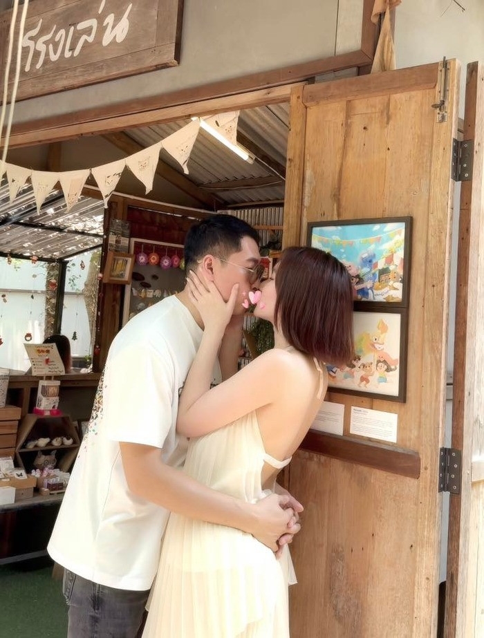 Diễn viên Hương Giang bất ngờ cập nhật trạng thái mối quan hệ là "đã kết hôn" năm 2025 và khoe bức ảnh "khóa môi" ngọt ngào với bạn trai.
