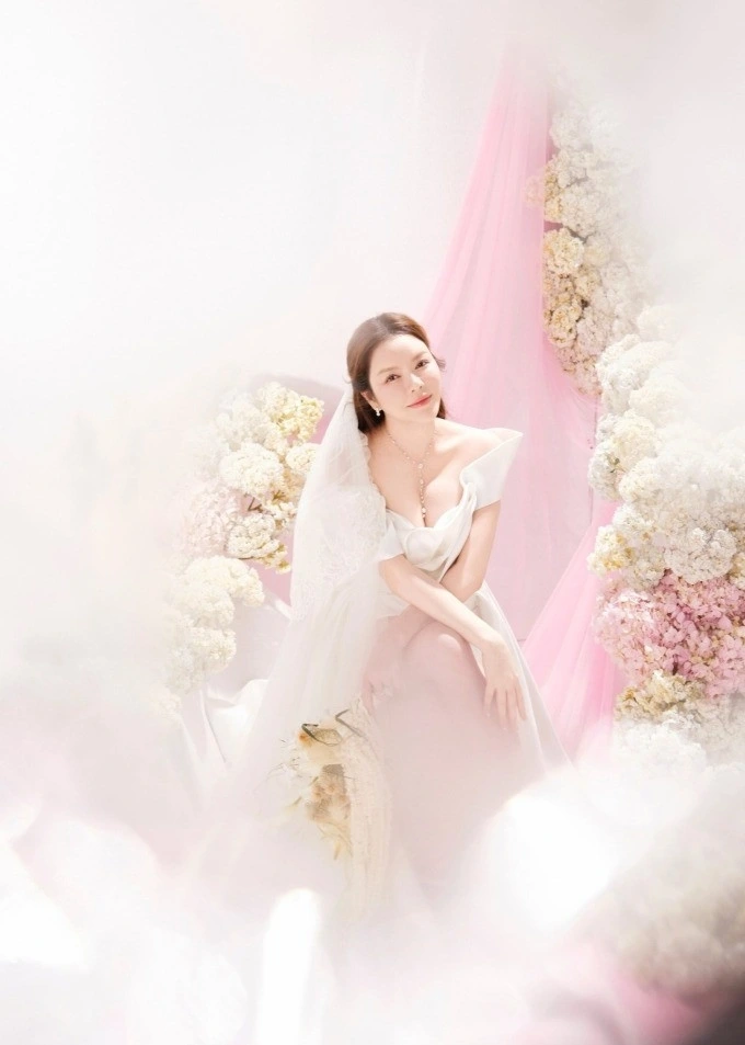 Lý Nhã Kỳ được nhiều fan động viên lấy chồng khi khoe ảnh mặc váy cưới.
