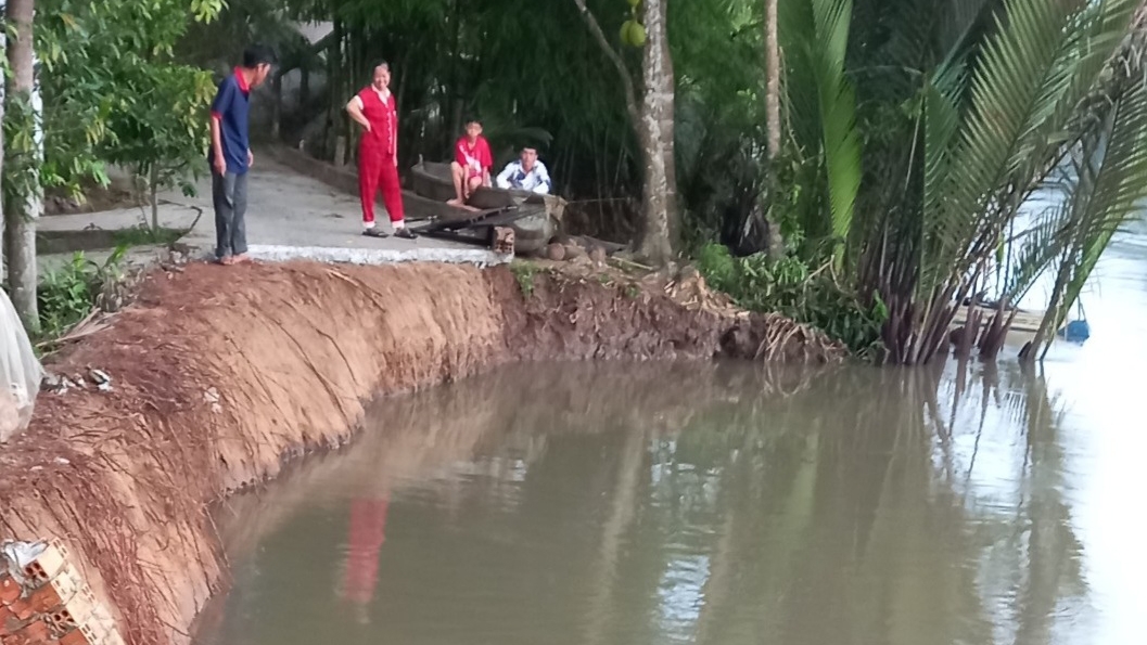 Khu vực sạt lở cắt ngang đường giao thông ven sông.