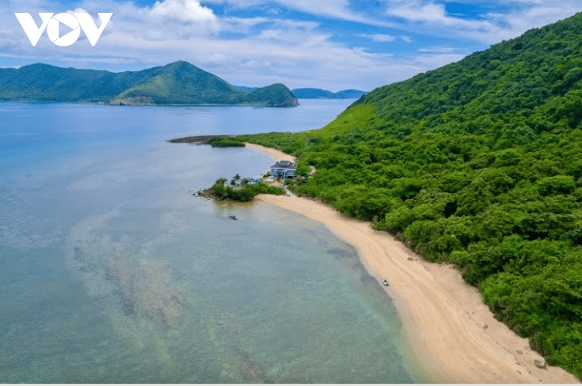  Bai Duong lies northwest of Hon Bay Canh, the second-largest island in the Con Dao archipelago after Con Son, and is reachable via an 8km boat ride from Con Son pier.