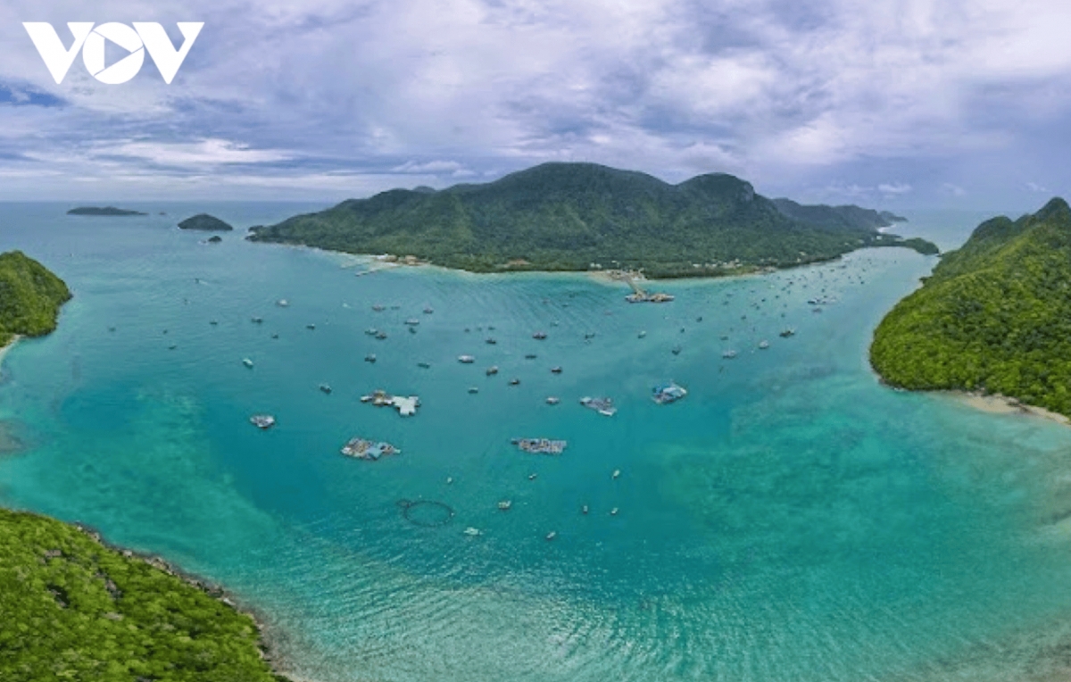   Hon Ba, also known as Phu Son Island, spans roughly 576 hectares northeast of Con Lon Island. The lagoon between the two offers a natural storm shelter for boats.
