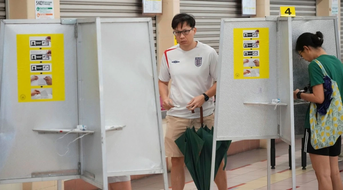 Người dân đi bỏ phiếu ở Singapore. Ảnh: CNN