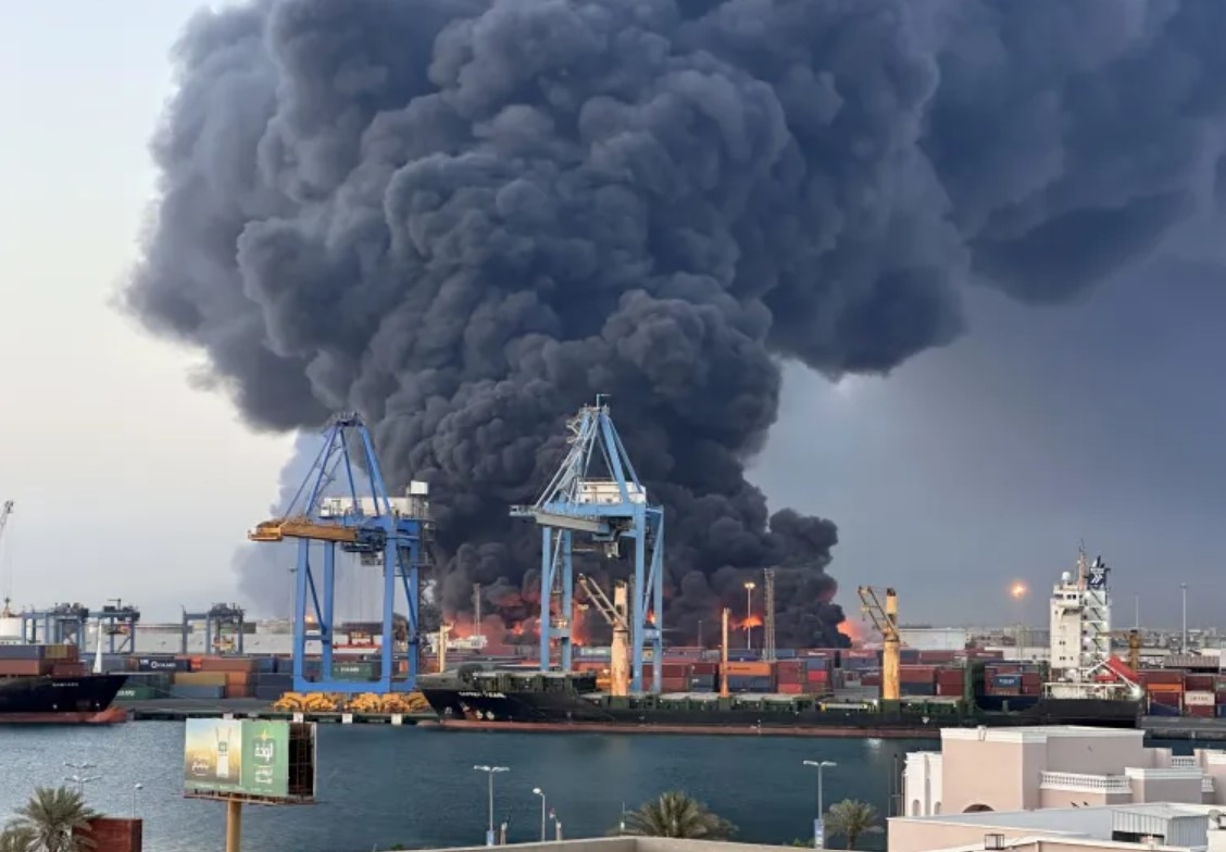 Một cuộc tấn công bằng UAV vào Thành phố Port Sudan. Ảnh: Reuters