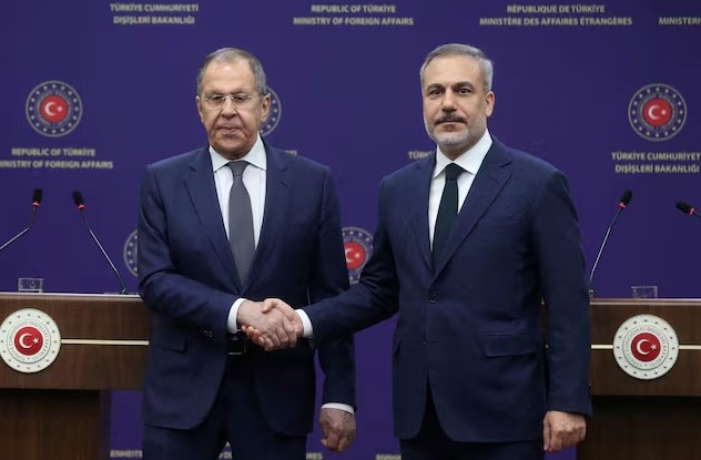 Ngoại trưởng Thổ Nhĩ Kỳ Hakan Fidan (phải) bắt tay người đồng cấp Nga Sergei Lavrov (trái) trong một cuộc họp báo tại Ankara, Thổ Nhĩ Kỳ ngày 24/5. Ảnh: Reuters