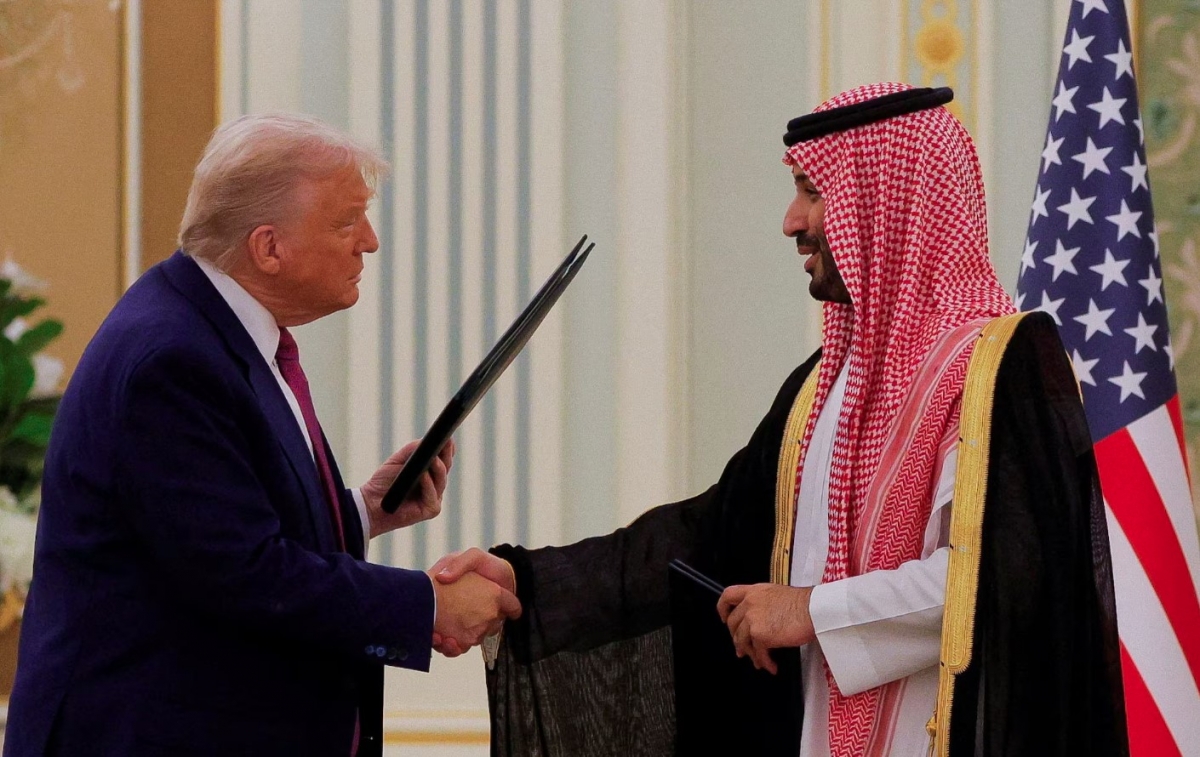 Ông Trump bắt tay Thái tử Saudi Arabia Mohammed bin Salman. Ảnh: Reuters