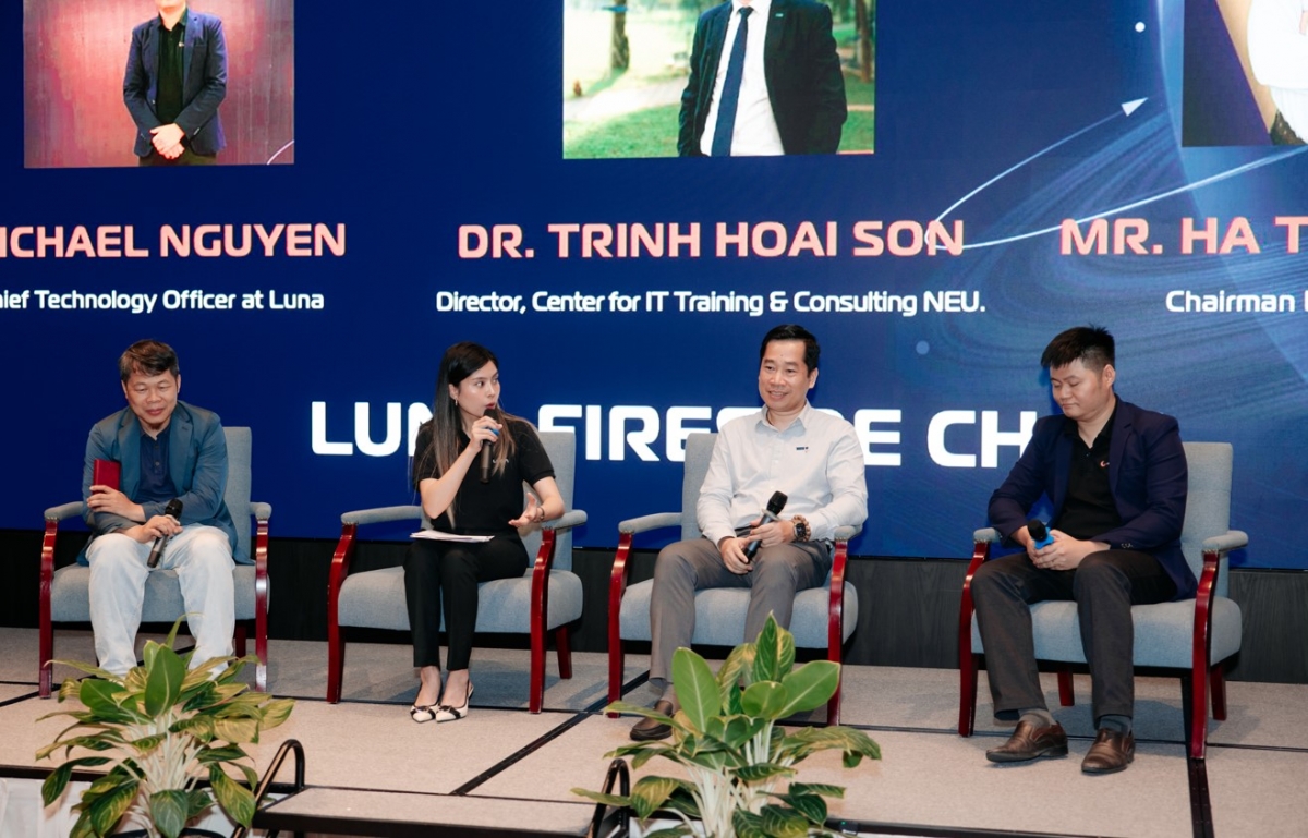 TS. Trịnh Hoài Sơn (người thứ hai, từ phải sang) và các khách mời tại tọa đàm
