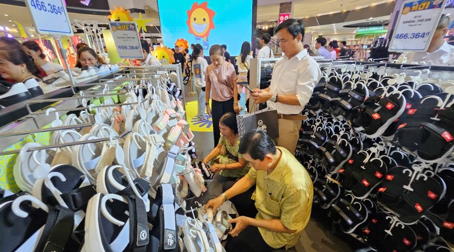 Các sản phẩm giày sandal thương hiệu Helio được nhiều phụ huynh quan tâm