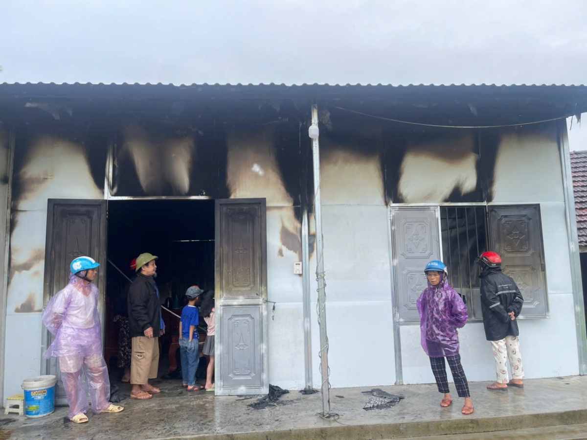 Ngôi nhà bị sét đánh trúng gây hỏa hoạn