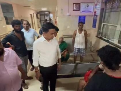 Quan chức địa phương tới thăm hỏi nạn nhân vụ việc (Ảnh: India Times)