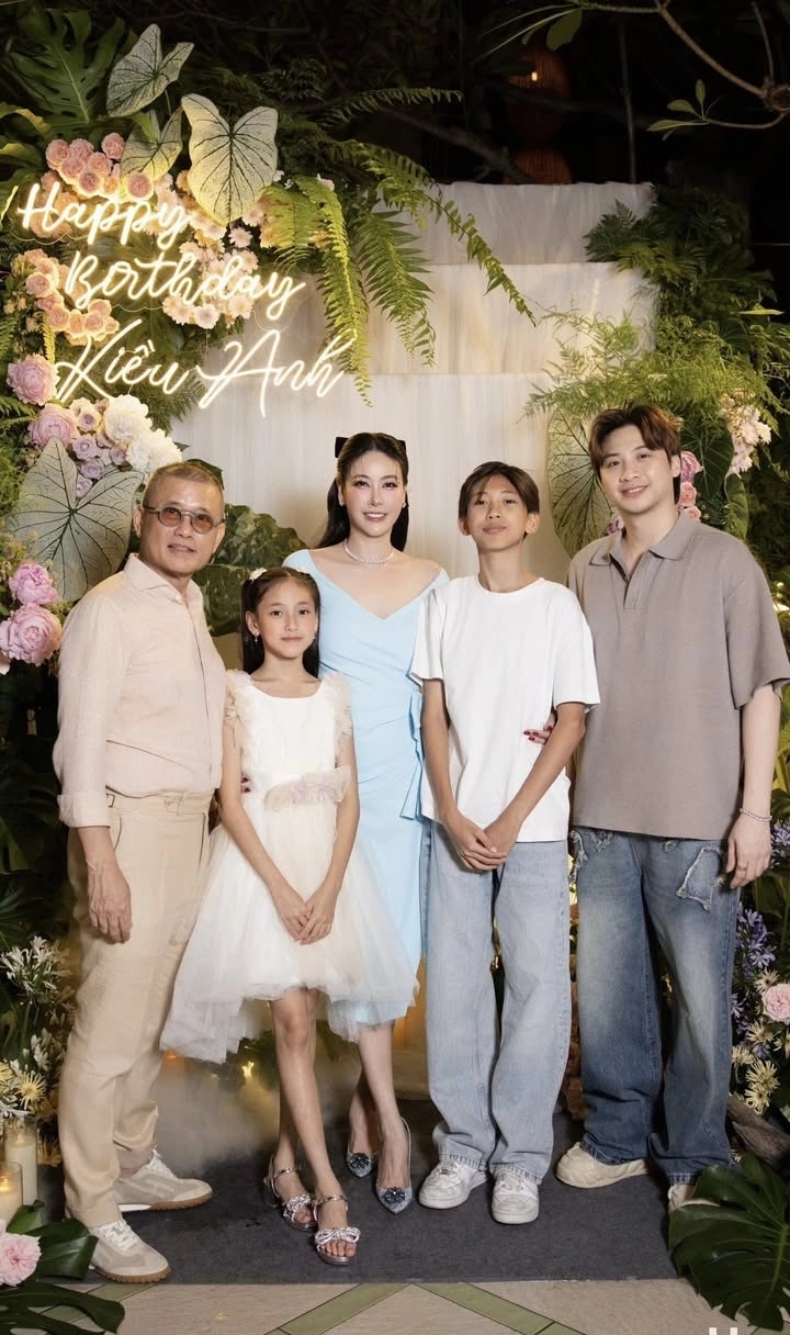 Hoa hậu Hà Kiều Anh mở tiệc sang trọng mừng sinh nhật 48 tuổi bên chồng con và những người bạn thân thiết.