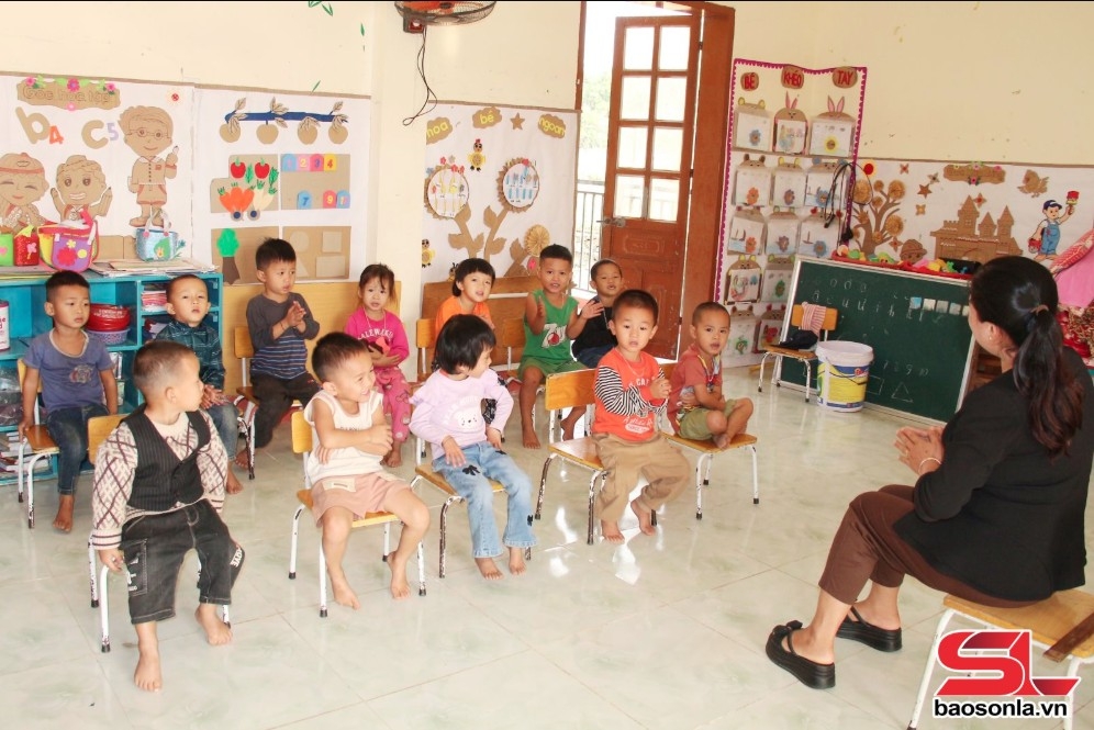 Giờ học của điểm trường mầm non bản Phát, xã Cà Nàng, huyện Quỳnh Nhai.