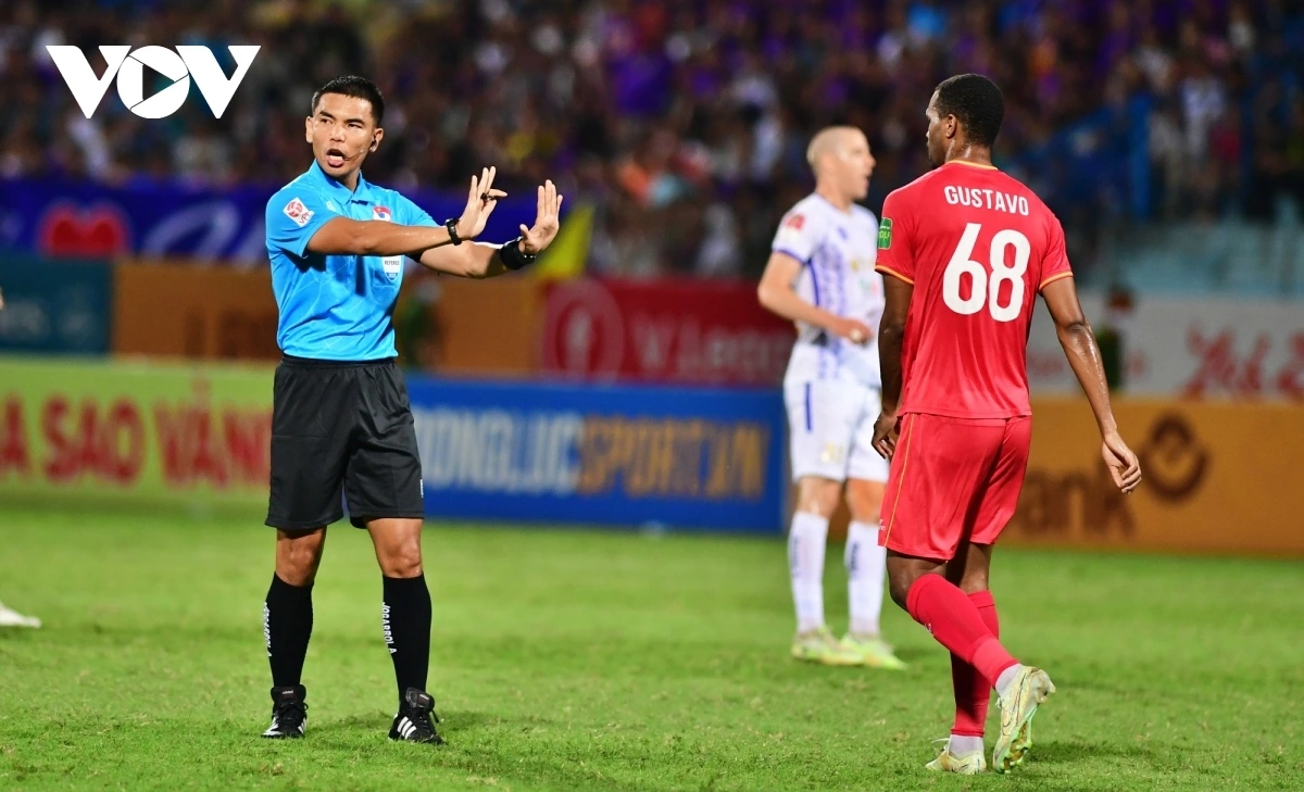 Trọng tài Songkran Bunmeekiart từng làm nhiệm vụ ở V-League.