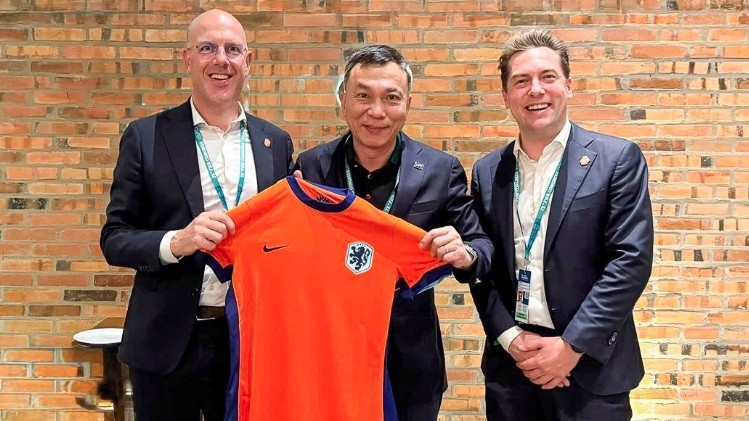 VFF President Tran Quoc Tuan (middle) poses a photo with Secretary-General of the Royal Netherlands Football Association Gijs de Jong