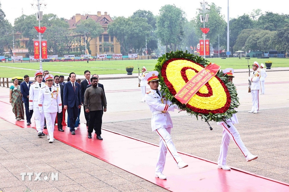Sáng 5/5, Tổng thống Anura Kumara Dissanayaka cùng đoàn đại biểu Sri Lanka đã đến đặt vòng hoa và vào Lăng viếng Chủ tịch Hồ Chí Minh; đặt vòng hoa tại Đài tưởng niệm các Anh hùng liệt sĩ trên đường Bắc Sơn. (Ảnh: TTXVN)