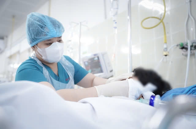 Bé trai được điều trị hồi sức tích cực tại Bệnh viện Chợ Rẫy (Ảnh Bệnh viện Chợ Rẫy)
