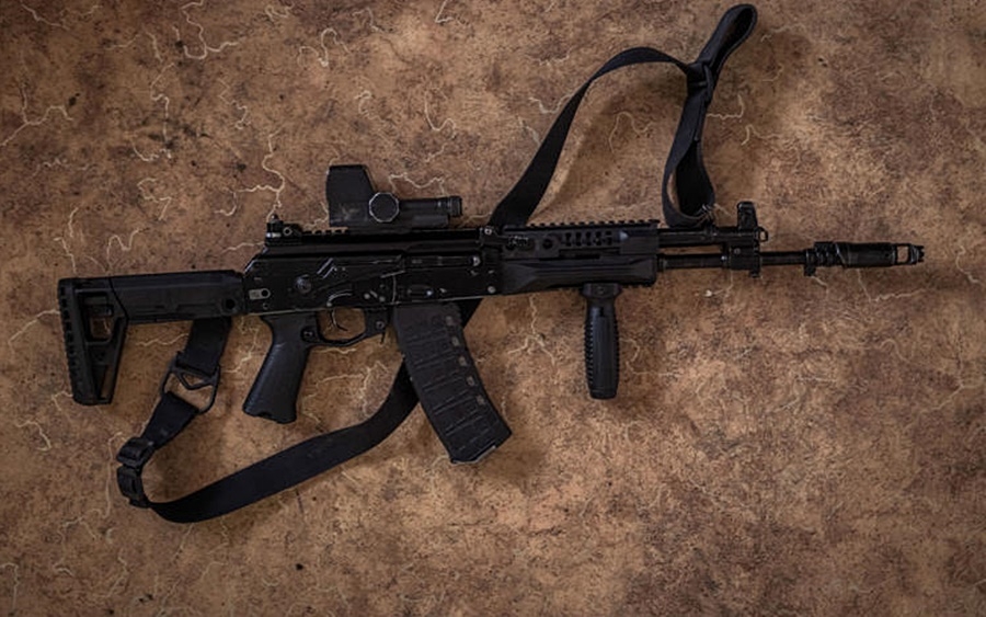 Súng AK-12 của binh sĩ Triều Tiên tham chiến tại Kursk. Ảnh: Washington Post.